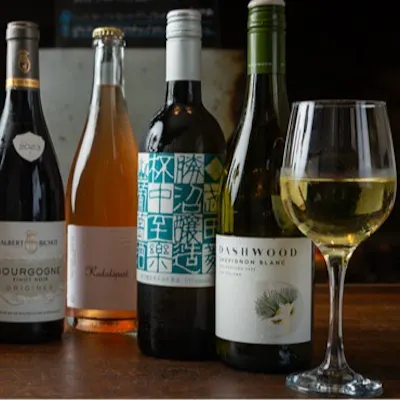 ナチュラルワインや希少な日本酒、焼酎ソーダ割りなどお酒も充実