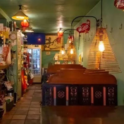 ベトナムを彷彿とさせるアジアンテイストな店内