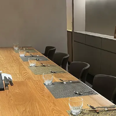 カウンターのみの独創的な店内