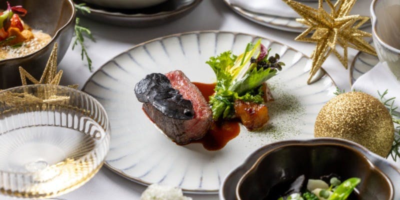 【Xmas2025】レストラン フェスティブ ディナー 4 コース＋ウェルカムドリンク