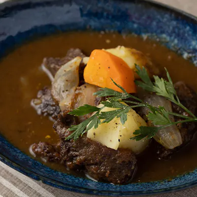 牛ほほ肉の赤ワイン煮など当店の味を満喫できるコースがおすすめ