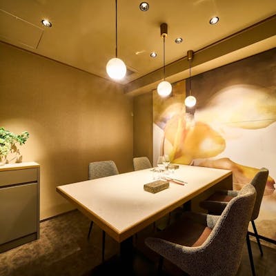 完全個室とライブ感あるオープンキッチン