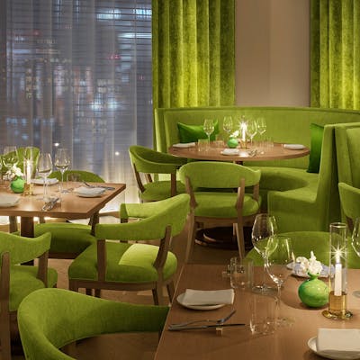 緑を基調とした高級感のある店内