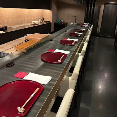 黒を基調としたシックでモダンな店内