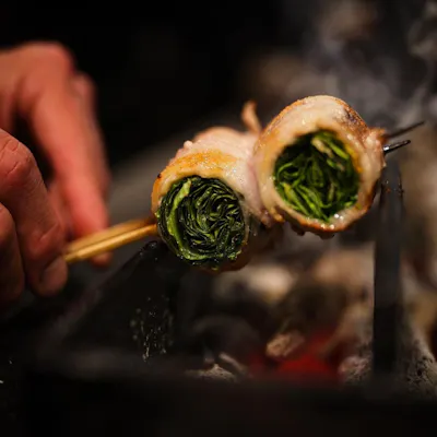 カウンター目の前で焼き上げる丁寧な絶品博多串焼き!