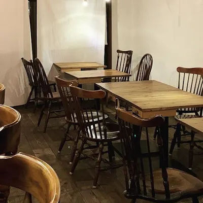 シンプルでアットホームな店内