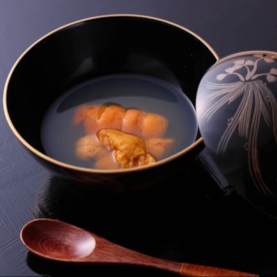 雲丹の贅沢な食べ比べが叶う、コース開幕の品「雲丹と蛤のお椀」
