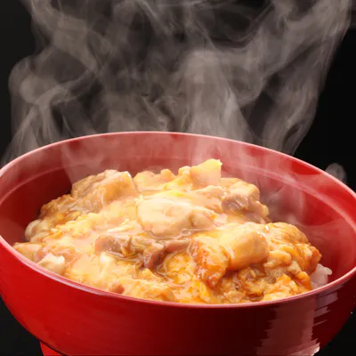 ほっこりやの看板料理:比内地鶏を炭火で炙った親子丼