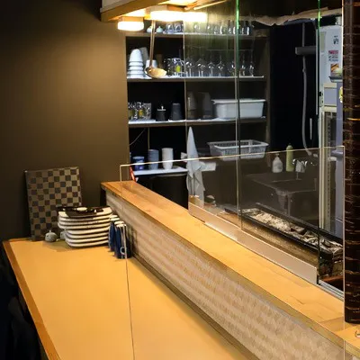 特等席のカウンターを中心とした店内