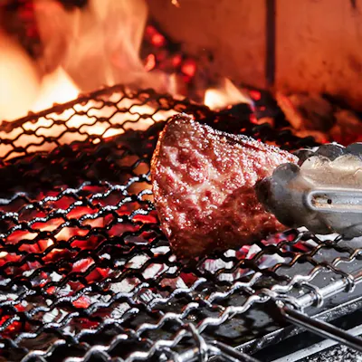熟練のシェフが腕を振るう、薪火料理の数々