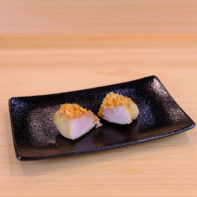 ヒノキ1枚板のカウンターで落ち着いた時間を