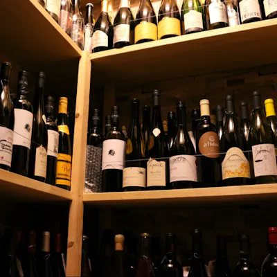ワインと日本酒に精通した店主が自らの足と舌で厳選した一杯。
