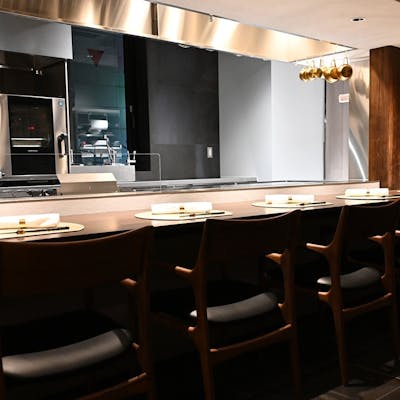 ライブ感溢れるカウンター席、大切な方との時間を過ごせる個室