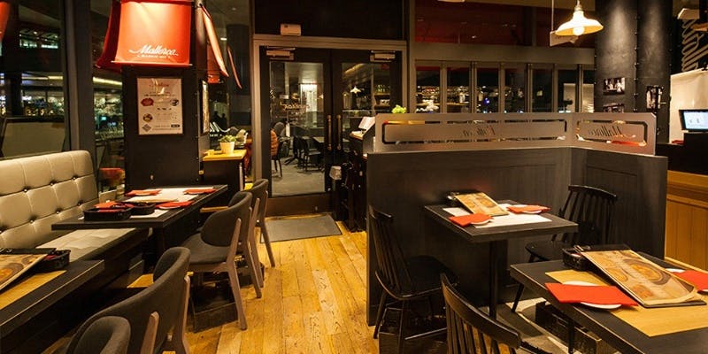 黒を基調としたマヨルカの店内