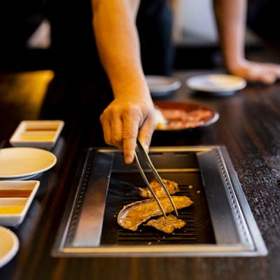 普段使いから特別な日のご会食まで。夜景独占の窓際席も
