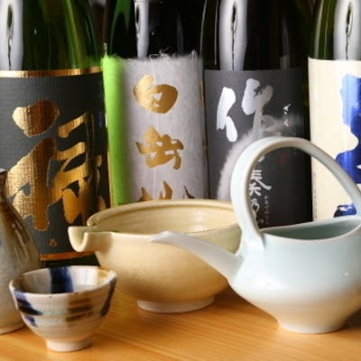 全国から集う銘酒と、旬の味覚が楽しめる一品料理で乾杯を