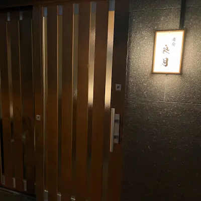 重厚感がありながらも落ち着いた店内