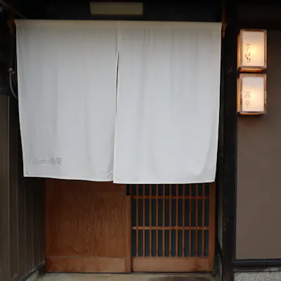 温かく、肩肘張らない店内