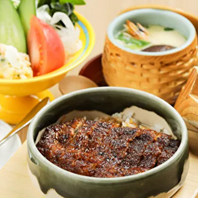 お茶漬けには香り豊かな出汁を使用。ひつまぶしの〆としても