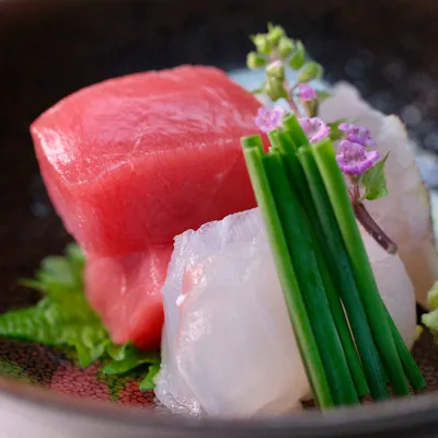 毎日仕入れる新鮮な食材の数々を店主のおまかせコース