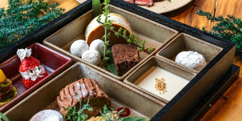 【Xmasアフタヌーン箱】四季折々のスイーツ＆セイボリー＋乾杯酒＆ドリンクバー付き