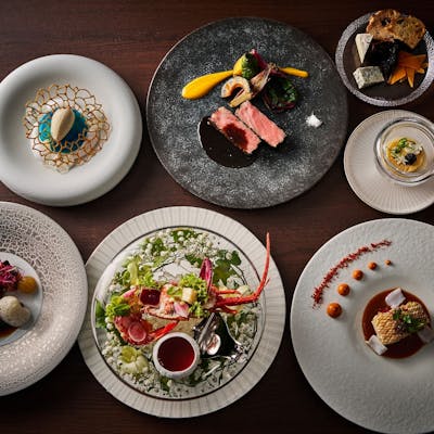 シグネチャーローストビーフと豪華なシーフードの盛り合わせをご提供