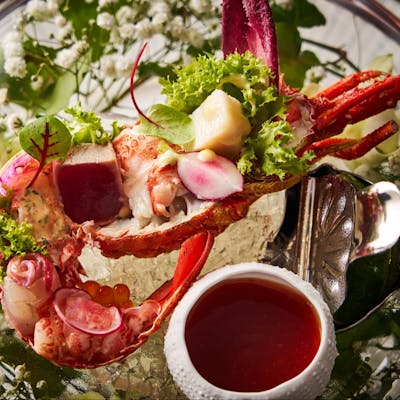 シグネチャーローストビーフと豪華なシーフードを堪能できるメニュー