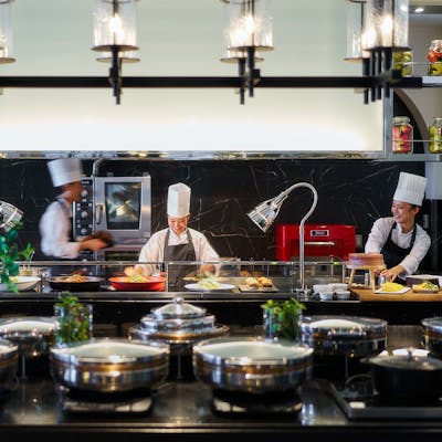 ランチとディナーでは和洋中が一度に味わえ、すべて手作りのホテルメイドスイーツ