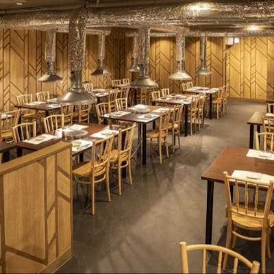 広い店内は様々なシーンでご活用いただけます。