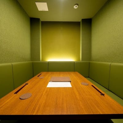 完全個室、広々としたカウンター席とテーブル席