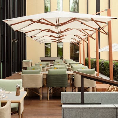 日本庭園の眺望を堪能するテラス席