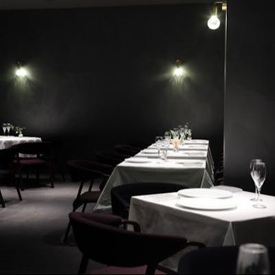 シックで落ち着いた内装