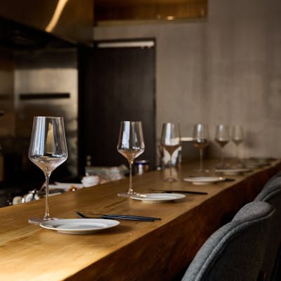 内装にこだわったお洒落な店内。落ち着いた空間で大人のひと時を