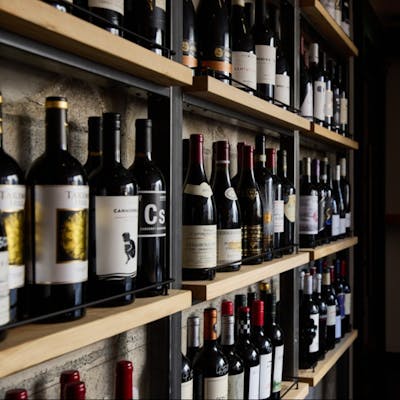 ソムリエ厳選ワインや希少なウィスキーなどを種類豊富にご用意
