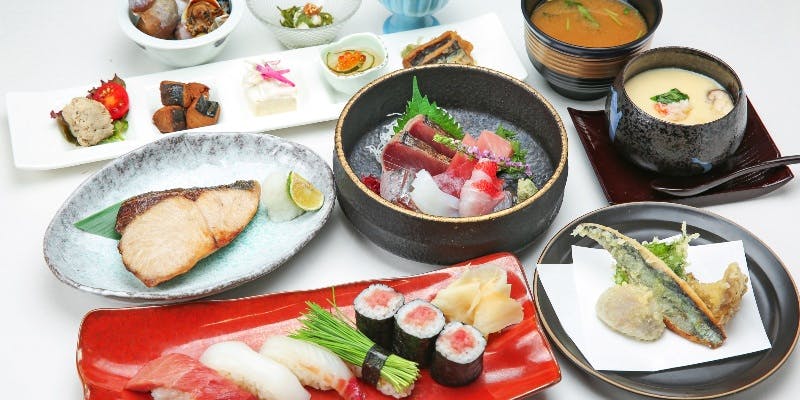 【旬のお料理コース】先付・前菜5点盛り・造り5点盛りおまかせにぎり4貫など