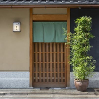 数寄屋造りの落ち着いた雰囲気の店内