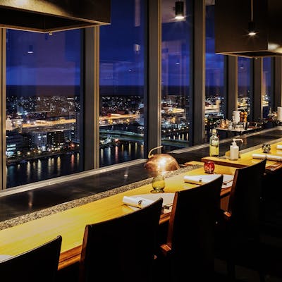 地上100mからの景観と目の前で調理する鉄板焼きのライブ感