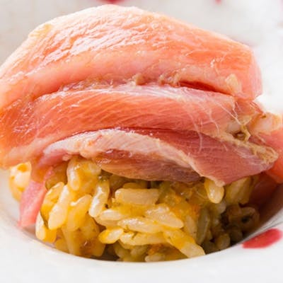 ゆったり落ち着きのある空間で料理コースと鮨コースを