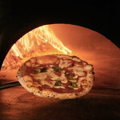 イタリア直送の大きな薪釜で焼き上げる本格ナポリピッツァ