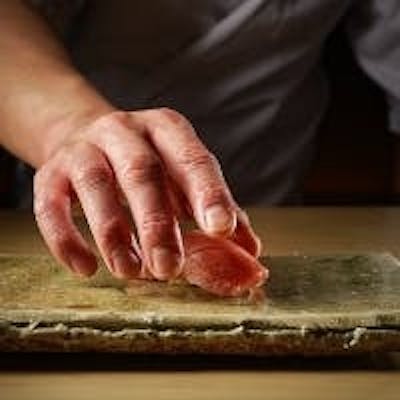 美味しい食事ではなくて「楽しい食事ができる鮨屋」