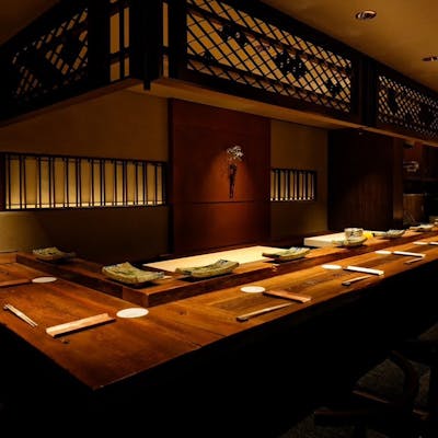 肩肘張らない空間で楽しむ「鮨」