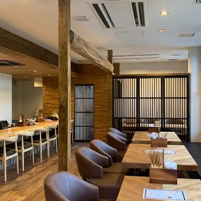 木の温もりを感じる店内
