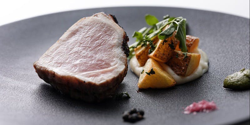 【Pranzo】擦りたての生ハムや厳選豚の炭火焼きなど全7品＋乾杯ドリンク付