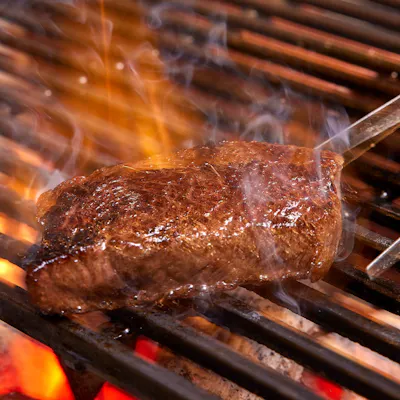 炭焼きは、紀州備長炭を使用しています。
