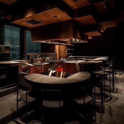 臨場感満載の全席カウンター