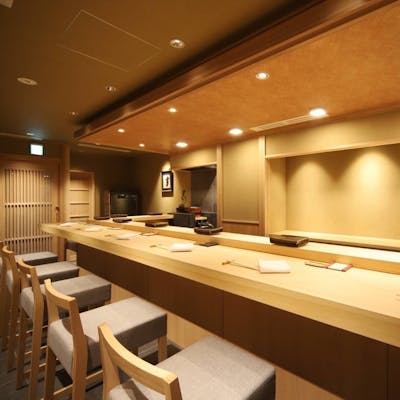 熟練の手捌きが楽しめるカウンター席