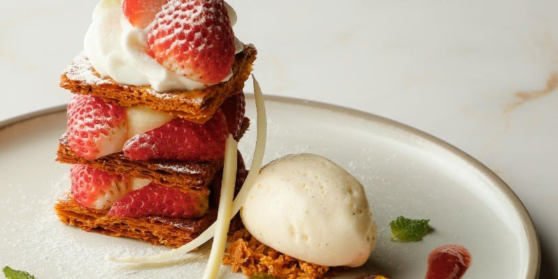 シーズナルランチコース｜ホリデームード漂うテラスビューで味わう季節の全3品（Xmas2025）