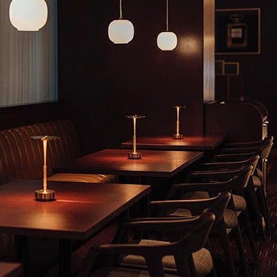 広島の歴史をモチーフとしたモダンな店内