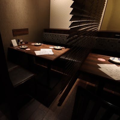 木のぬくもりを感じる店内