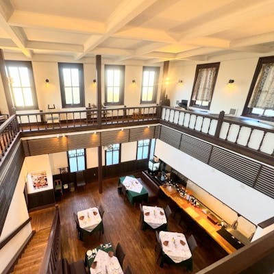 広々とした吹き抜けの店内